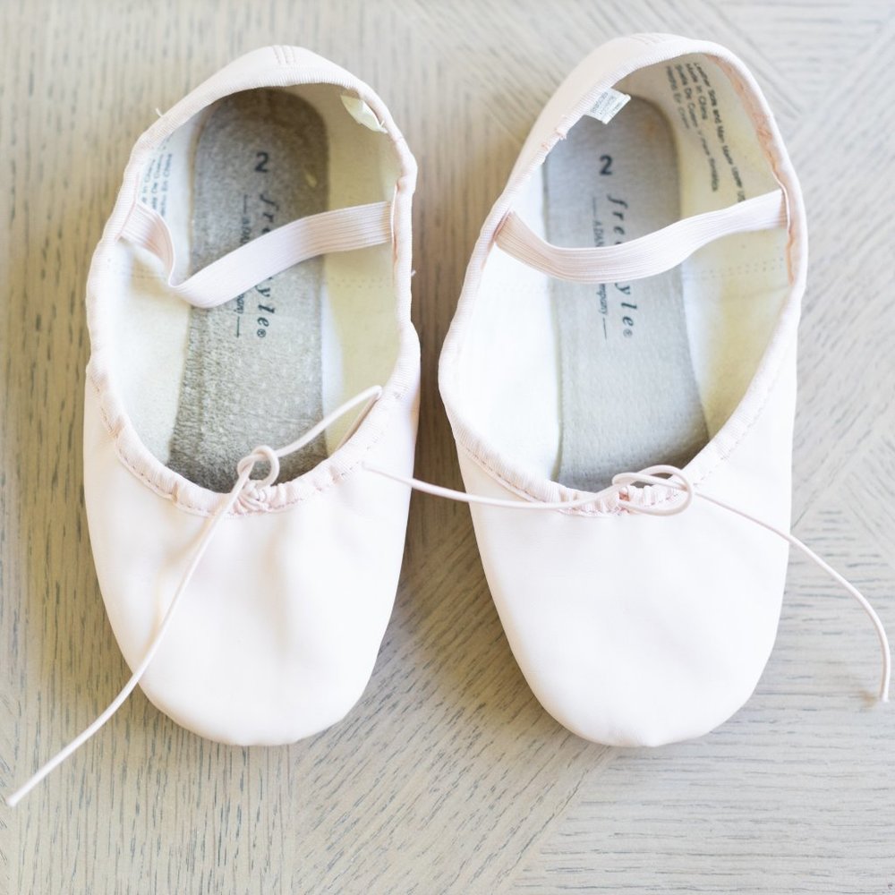 DANSKIN FREESTYLE Soft Pink Ballet Slippers Size 2 worn twice